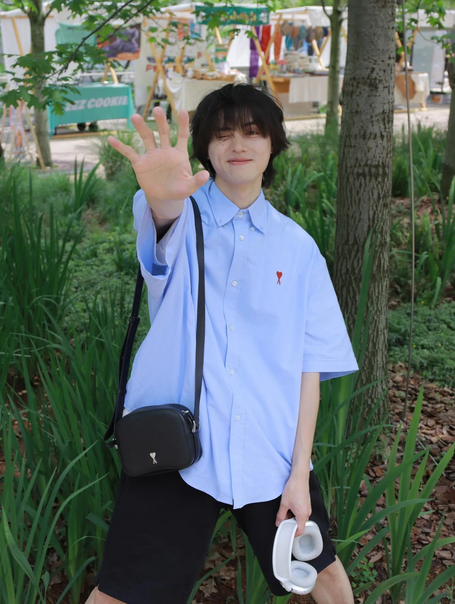 [Upper body picture] Ami Paris love embroidered short-sleeved shirt (grey blue)